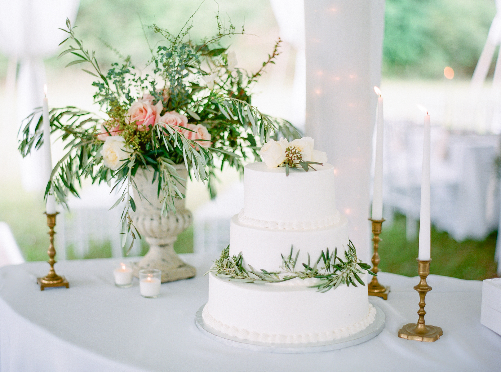 Wedding Cake With Greenery | Fine Art Crestview Florida Wedding | Jennifer Blair Photography 