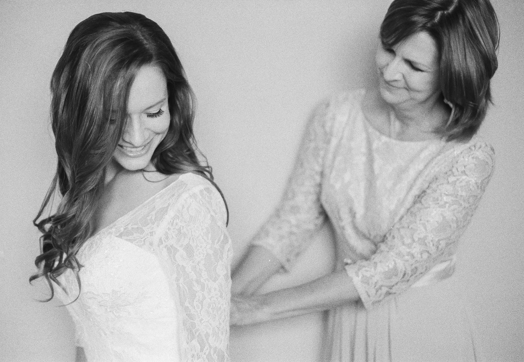 Mom Zipping Bride Dress | Intimate Crestview Florida Wedding | Jennifer Blair Photography 