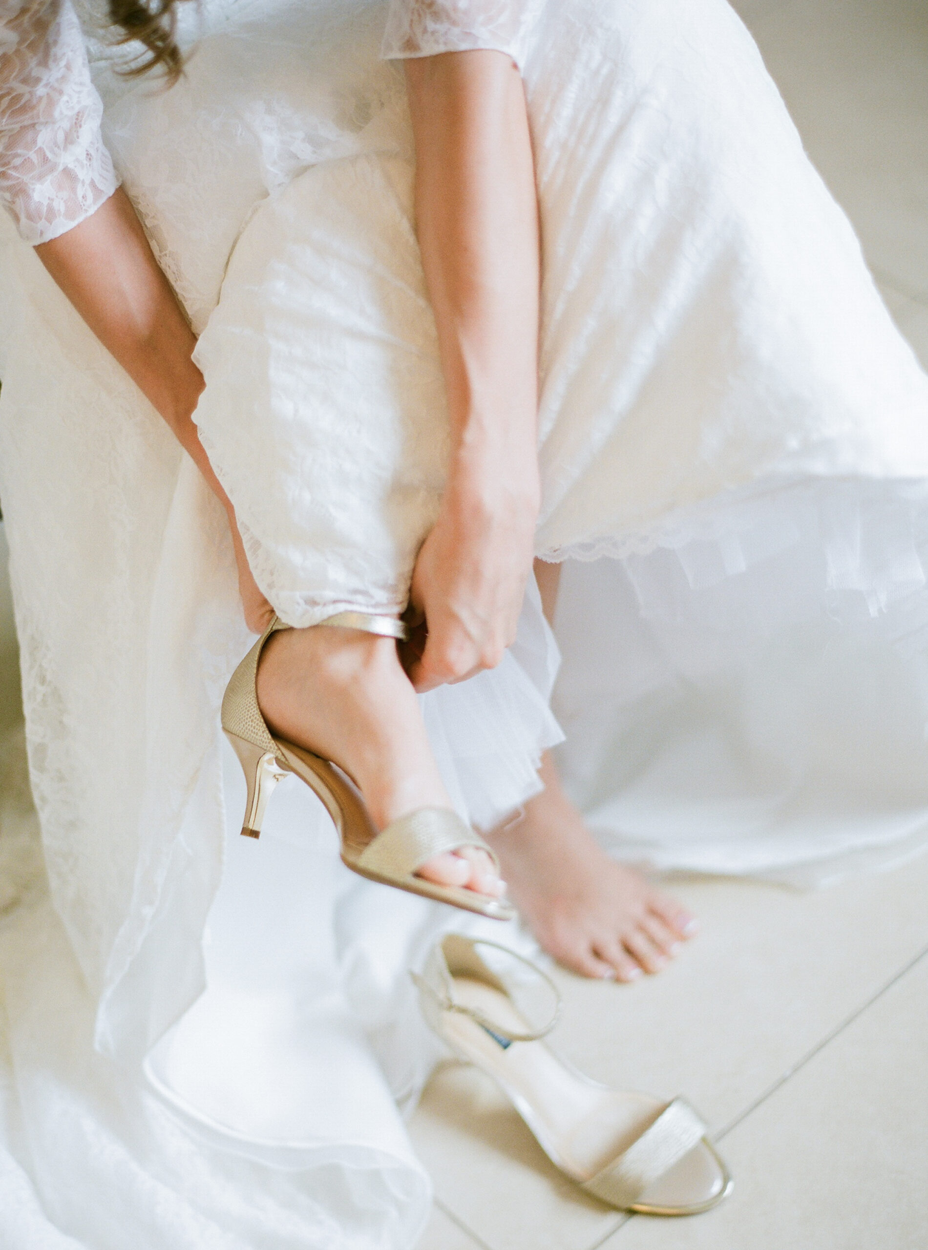 Gold wedding shoes | Intimate Florida Wedding | Jennifer Blair Photography 